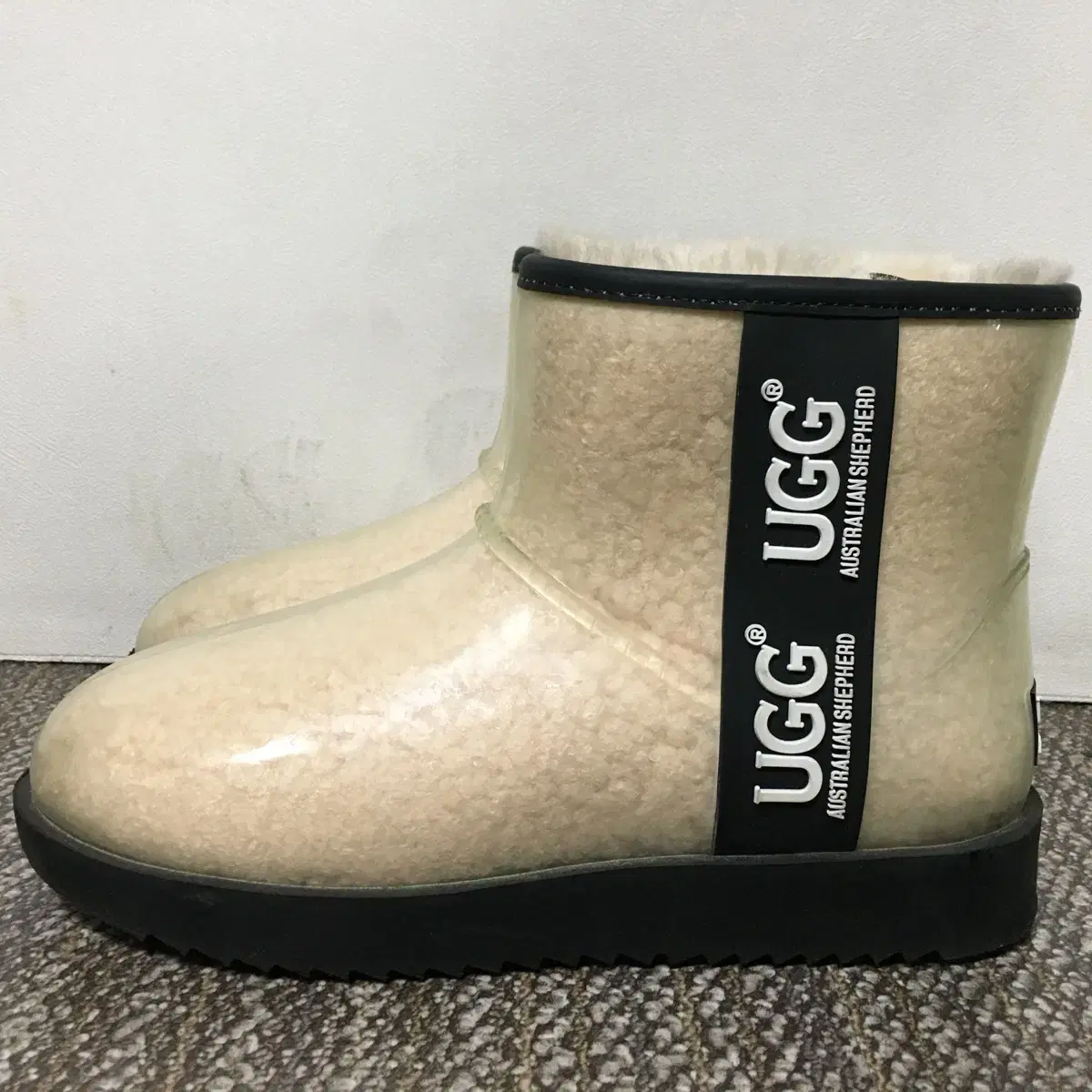 UGG 어그 클리어 양털 부츠 240